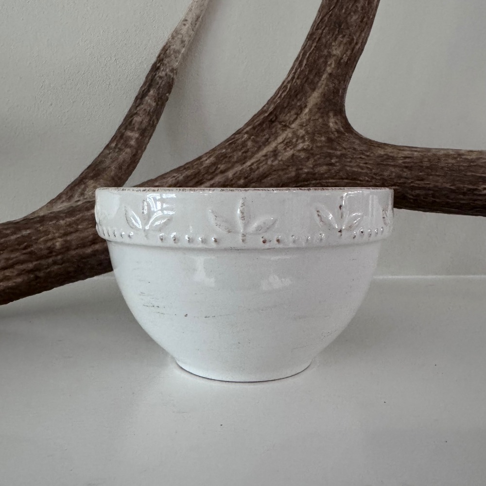 Signature Housewares Sorrento Ivory White Stoneware Bowl Embossed Leaf 6 Inch